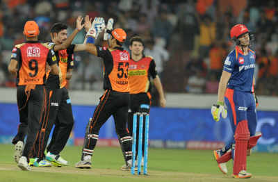 IPL 2017: After good early start, Yuvraj Singh of Sunrisers Hyderabad puts Delhi Daredevils on a shaky wicket with 87 after 10 overs