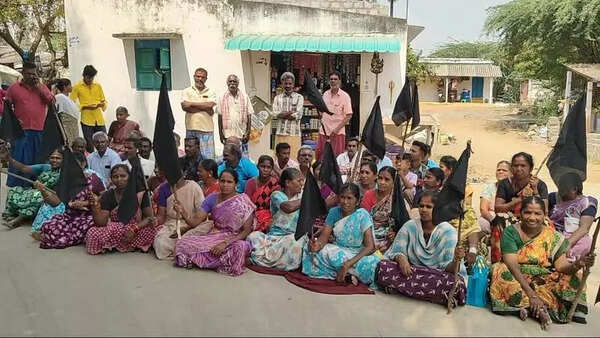 Pallipalayam residents hold black flag protest demanding electricity
