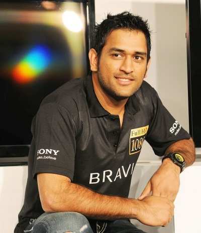 Dhoni comes under attack from former cricketers