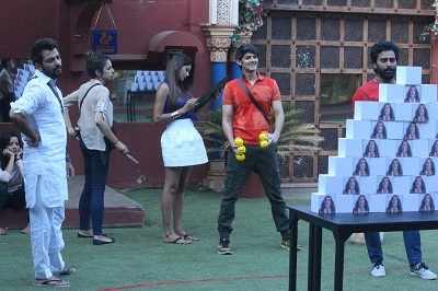 Bigg Boss 10: Swami Om and Bani J fight it out for captaincy