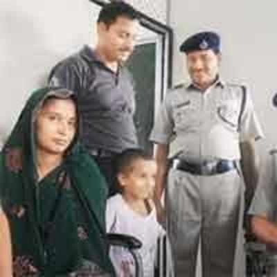 Police reunite runaway wife, kids with husband