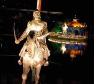 Sea memorial for Shivaji foolish: Bal Thackeray