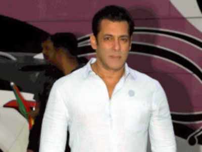 #MondayMotivation: Salman Khan is giving us fitness goals after doing a perfect split