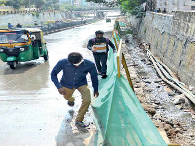 The Towns Mirror Special: That stinky underpass