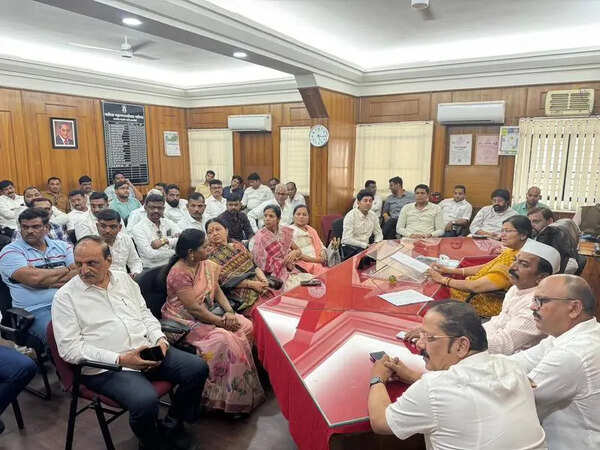 Mayor talks to farmers about Sadhugram land acquisition