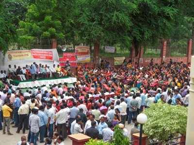 Maharashtra government employees withdraw strike