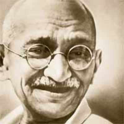 Gandhians smash Godse bust