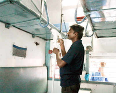 CR installs radio tags on long-distance trains to ensure regular cleaning