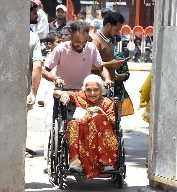 Afternoon rush pushes Vadodara polling past 52%