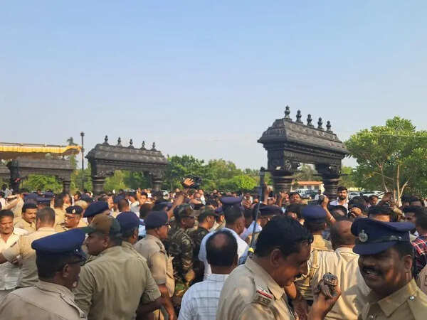 Swamiji supporters, trustees clash at Harihar Peetha