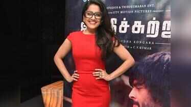 Vishaka Singh looked quirky at the premiere of Irudhi Suttru at ...