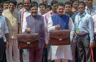 Maharashtra Finance Minister Sudhir Mungantiwar tables Rs 15,374 crore revenue deficit budget; focus on farm, infrastructure