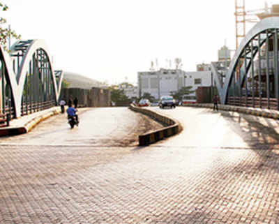 Andheri-T2 bridge riddled with bumps, has no street lights