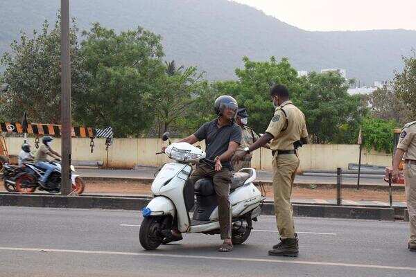 Visakhapatnam: Mask drive sees 35,000 cases booked in a week