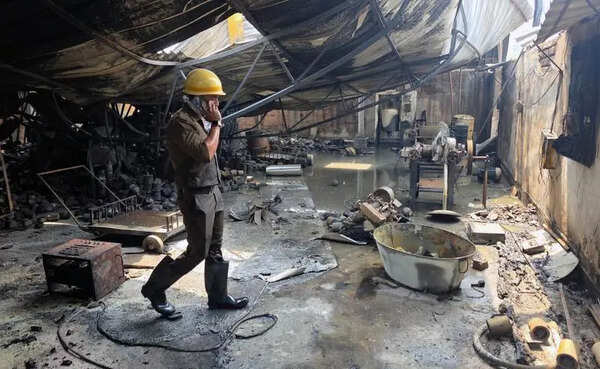 Fires at paint godown, phone repair shops