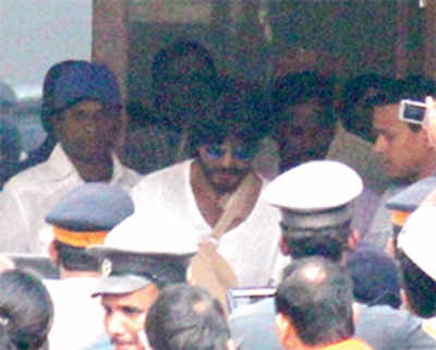 SRK returns to work after freak accident