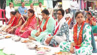 Women perform ‘Tarpan’ during Pitru Paksha in UP’s Kanpur 