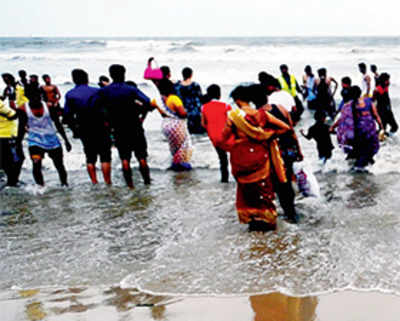 2-year-old drowns off Juhu beach, mom saved