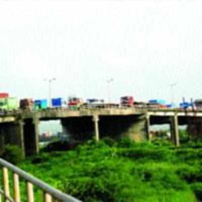 Karal bridge proves to be major traffic hazard for heavy vehicular movement