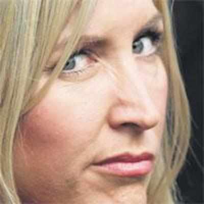 Upset over divorce deal, Heather dunks Sir Paul's lawyer