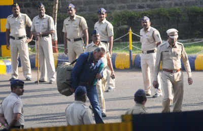 Sanjay Dutt walks out of Yerwada jail with a salute