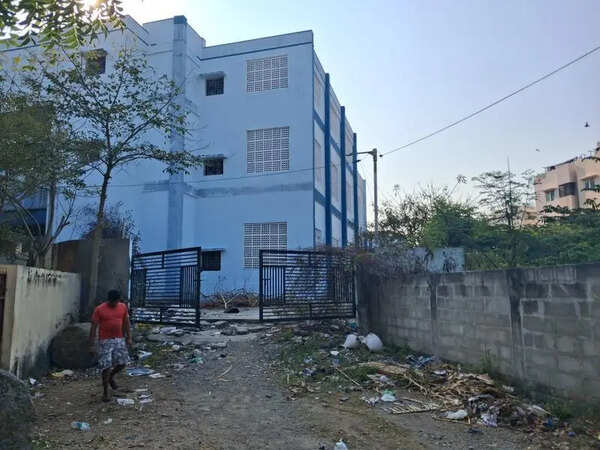 Locals face long walk to Puzhuthivakkam station