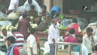 Vegetable sellers hail govt’s decision of banning export of onions 