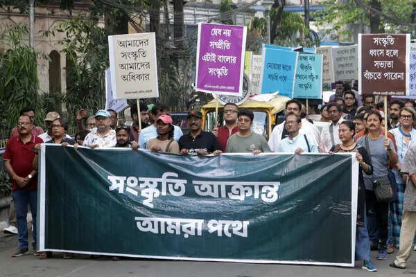 Artistes take to streets against grant cancellation, ‘pol schooling’ suggestion
