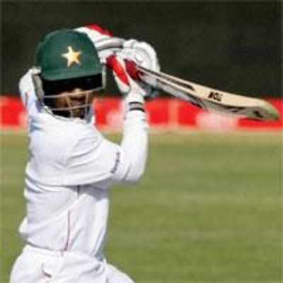 Taibu delays Pakistan's victory bid