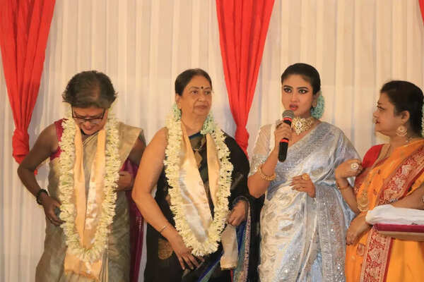 Celebs and their mothers honoured at a city event