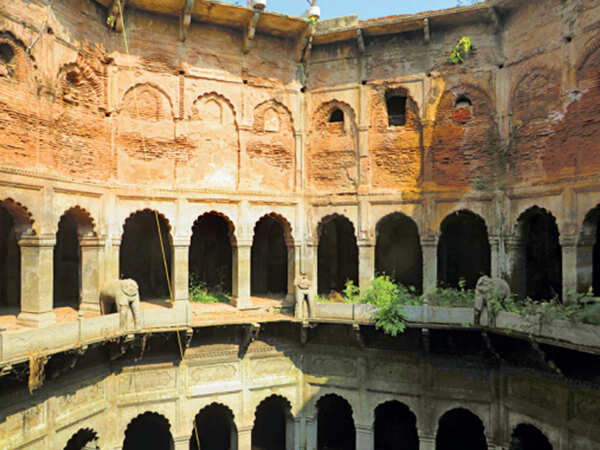 The Bundela Baolis of Datia
