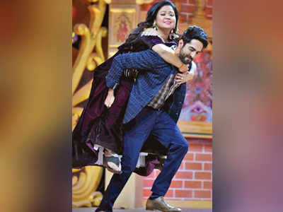 Ayushmann Khurrana recreates his Dum Laga Ke Haisha moment with Bharti Singh