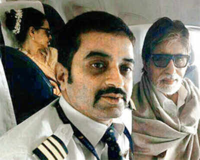 Rekha photobombs Amitabh's fan pic