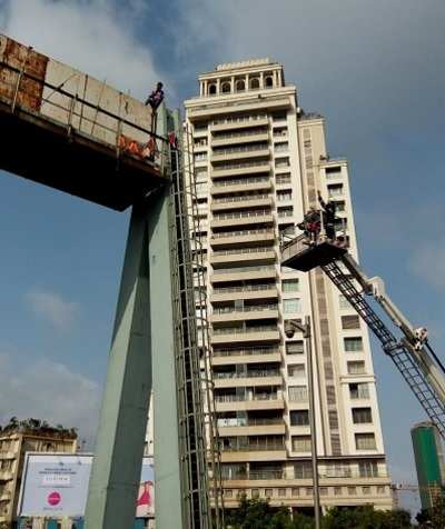 Man climbs atop Dadar TT bridge; wishes Shiv Sena and MNS to unite