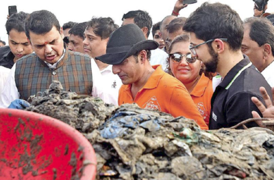 When CM Devendra Fadnavis, Aditya Thackeray, Afroz Shah cleaned the Versova Beach together