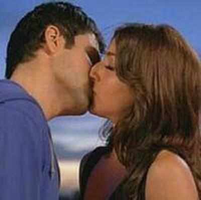 Emraan, Soha share 'sweet kiss'