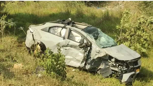 Car plunges into ditch near Outer Ring Road toll gate, four techies injured