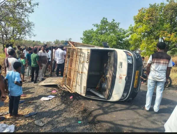 30 injured as pickup van overturns in Chandrapur