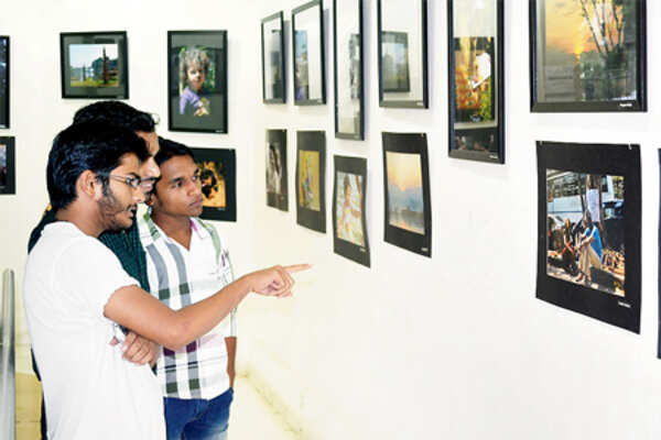 RS Gosavi Kalaniketan Mahavidyalaya's exchibition at Shahu Smarak  Bhavan Gallery