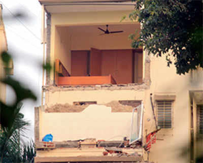 6th-floor balcony of Bandra building collapses