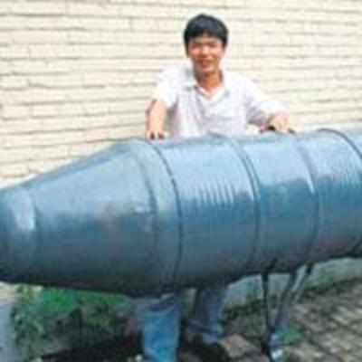 Chinese labourer builds submarine