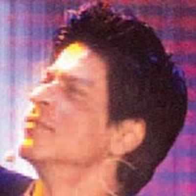 Shah Rukh dances on