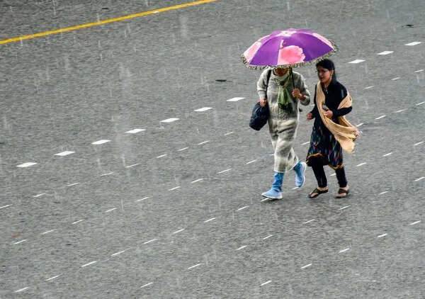 Snow, rain bring down temperature in HP