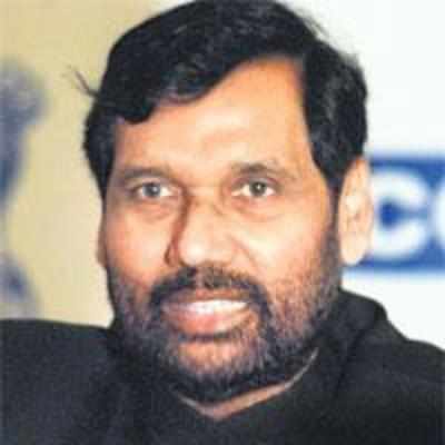 Pharma cos are creating obstacles: Paswan