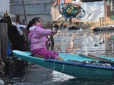 Srinagar: Five-year-old girl takes up onus to clean Dal Lake