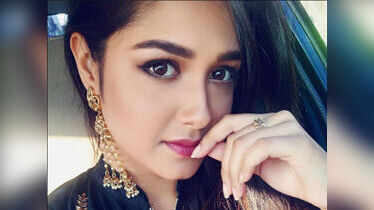 Style quotient of actress Roshni Bhattacharyya, see pics