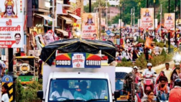 Encroachments, haphazard parking create chaos at Nagpur shopping paradise Mahal