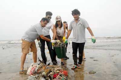 UN patron of oceans helps clean Versova beach