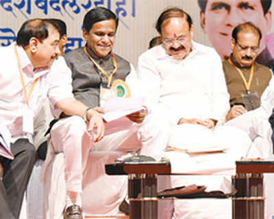 Khadse attends BJP meeting in Pune, gets support from Fadnavis