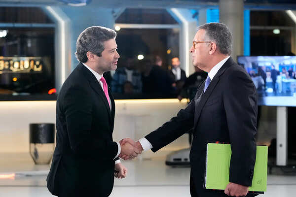 Portugal chooses between a moderate and a populist in runoff presidential election
